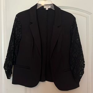 Half sleeve lace blazer